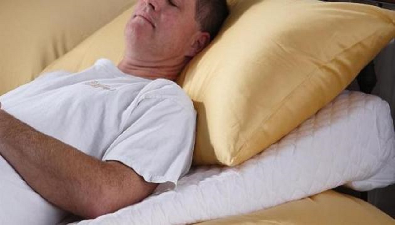 دراسة: النوم على الظهر يمنع ظهور التجاعيد والتهيج بالوجه