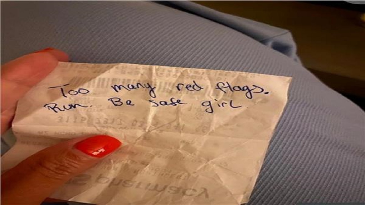 فتاة تتلقى رسالة غامضة من مجهول أثناء مقابلتها لخطيبها
