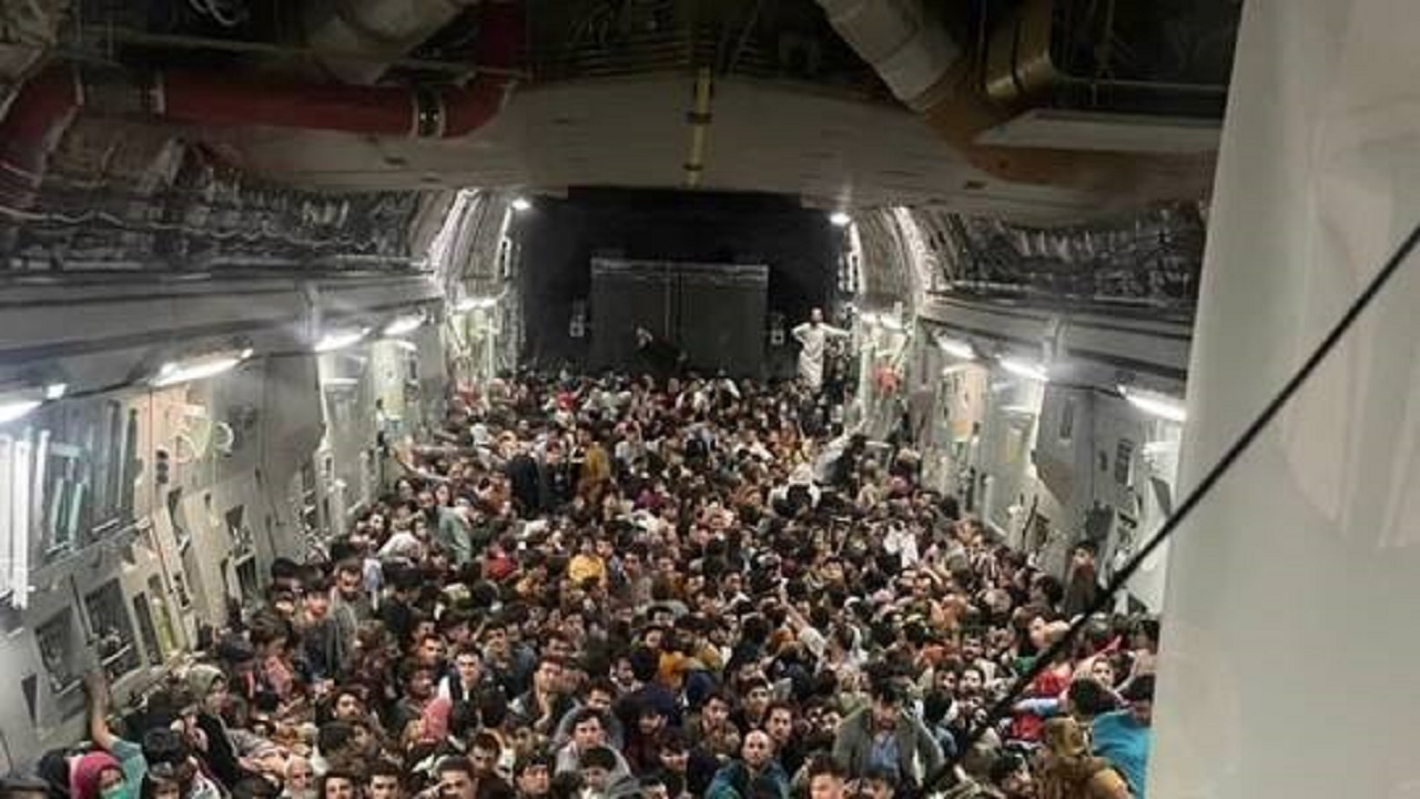 بالفيديو.. مواطنون أفغان يتكدسون داخل طائرة عسكرية للهروب من كابول