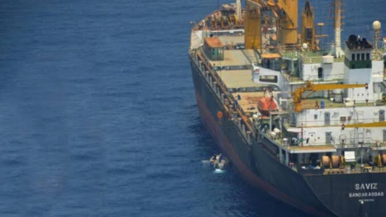 إيران تسحب سفينة وتستبدلها بأخرى للتجسس بالبحر الأحمر