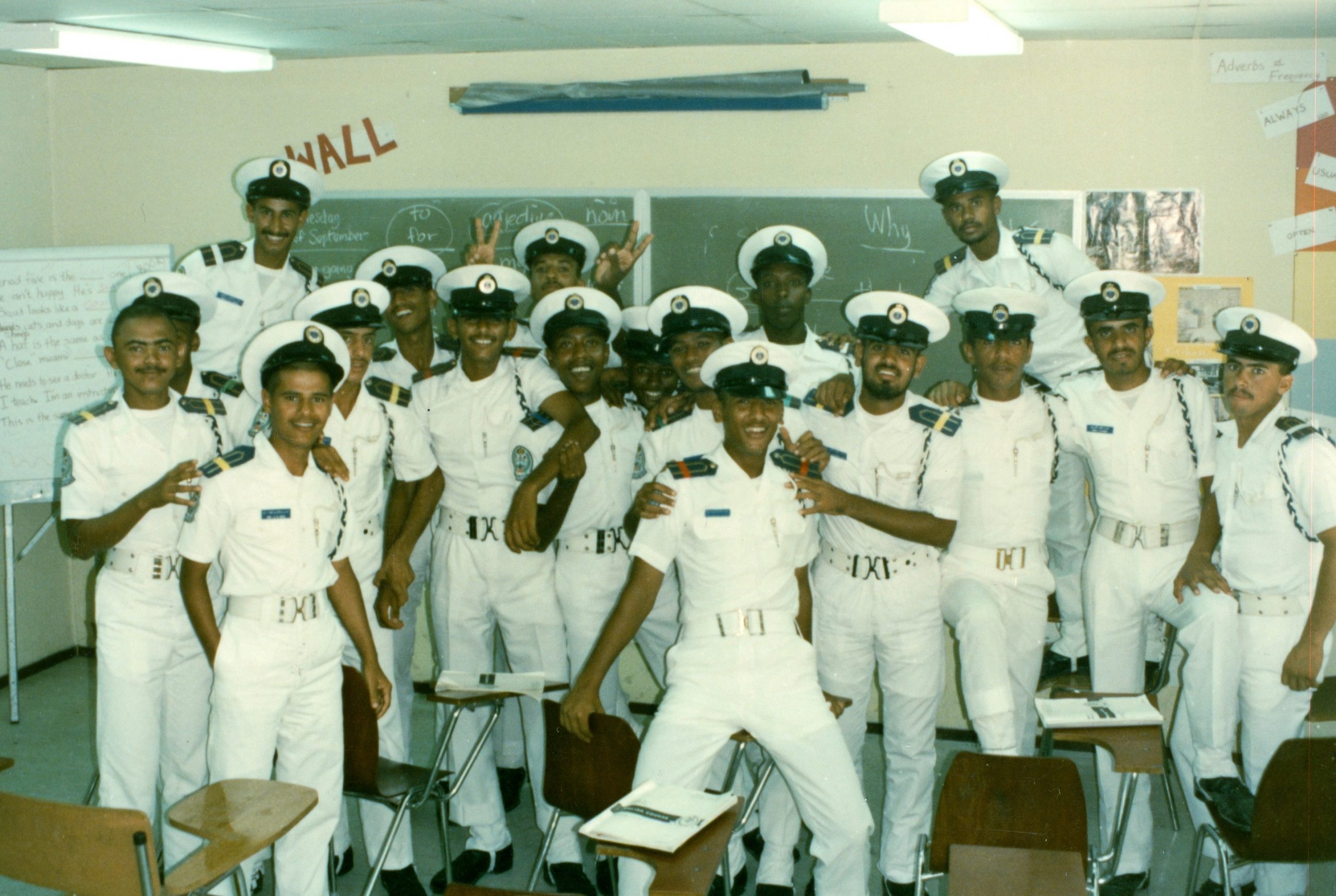 صورة جماعية لطيفة لضباط شباب من القوات البحرية الملكية قبل 33 عام