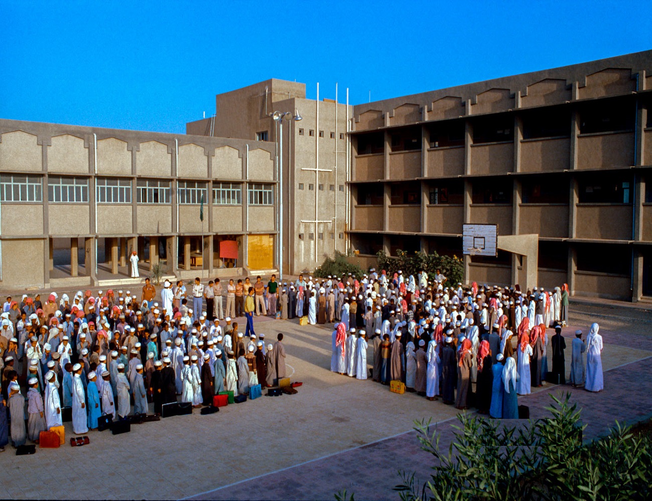 الطابور الصباحي في إحدى مدارس نجران قبل 40 عام