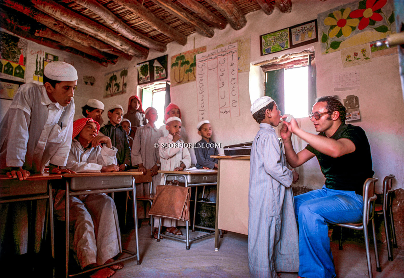 طبيب متجول يزور إحدى المدارس في قرية بصحراء النفود قبل 44 عام