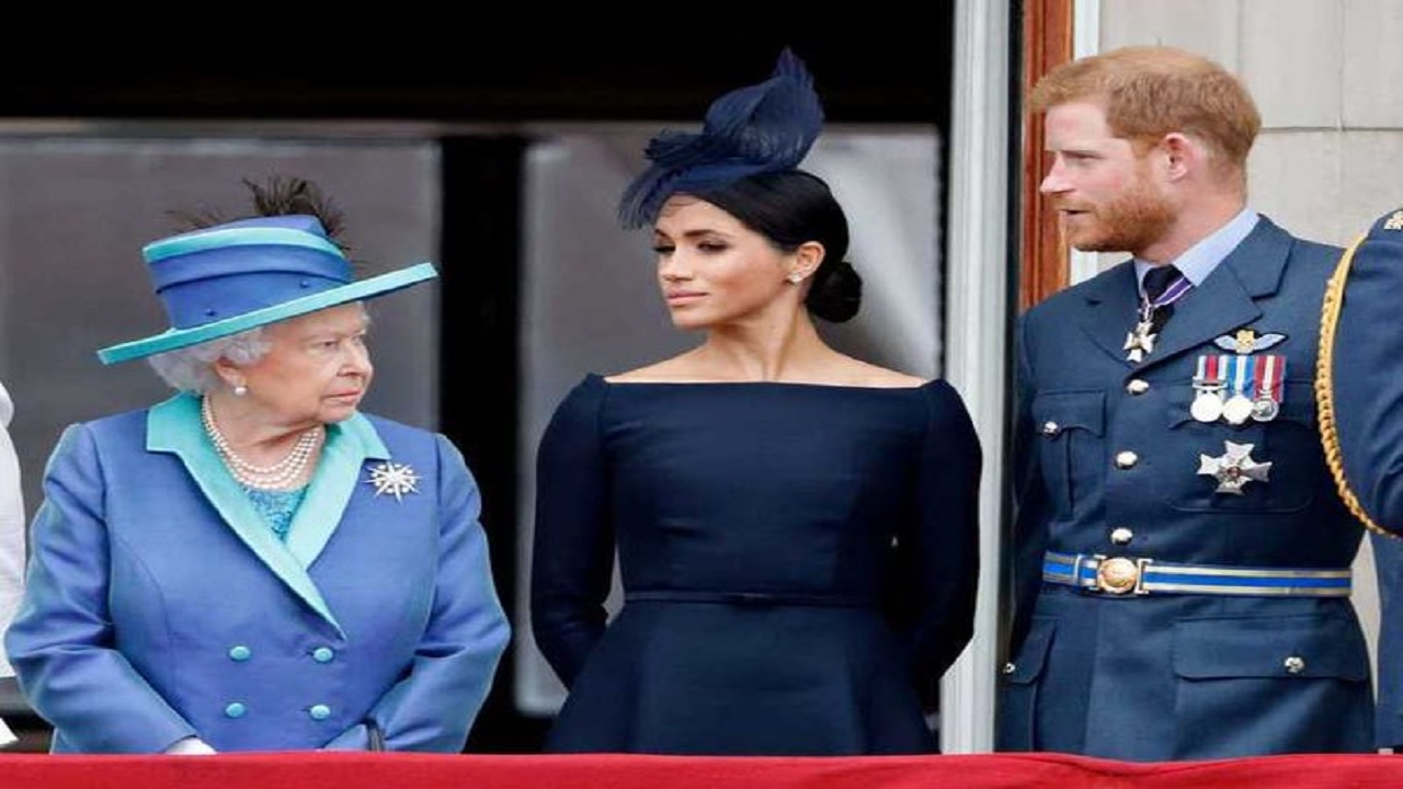 الملكة إليزابيث تتهم حفيدها هاري وزوجته بتشويه العائلة المالكة
