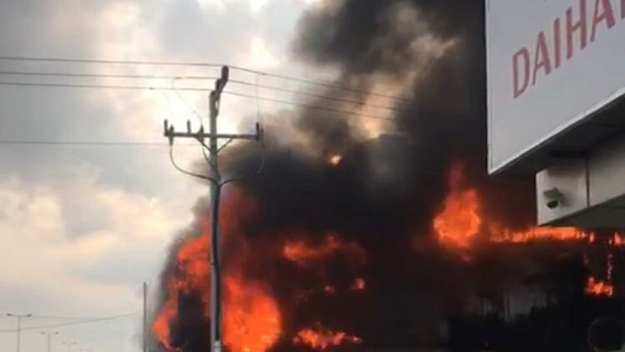 اندلاع حريق بمستودع قطع غيار المركبات والمحلات المجاورة له في أبوعريش