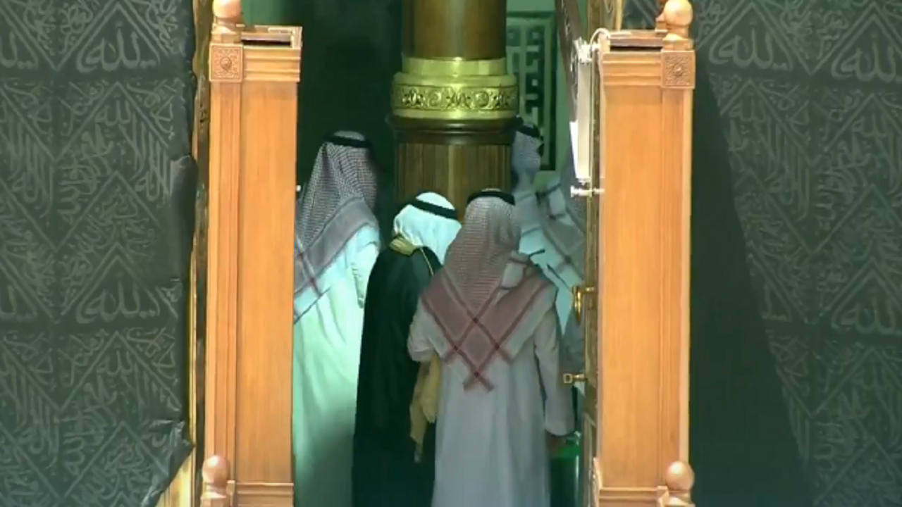 بالفيديو.. أمير مكة يتشرف بغسل الكعبة المشرفة وسط إجراءات احترازية