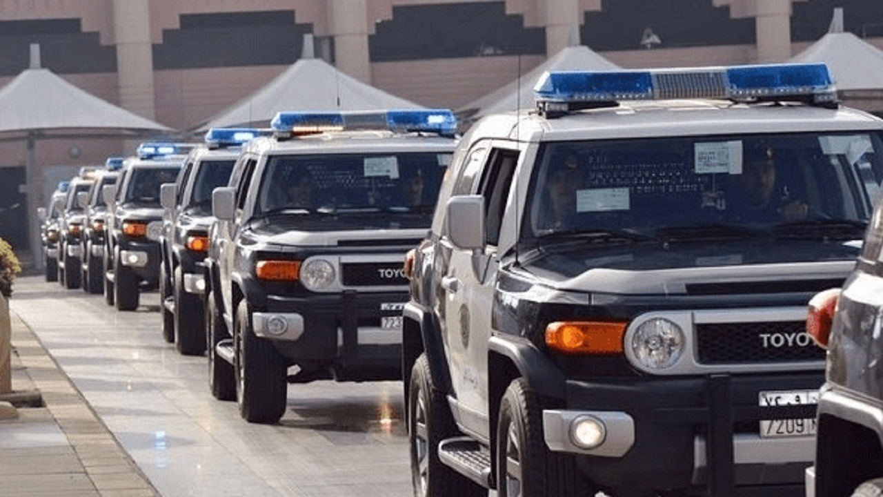 القبض على 4 مقيمين ارتكبوا جريمة نقل مخالفي نظام أمن الحدود في مكة