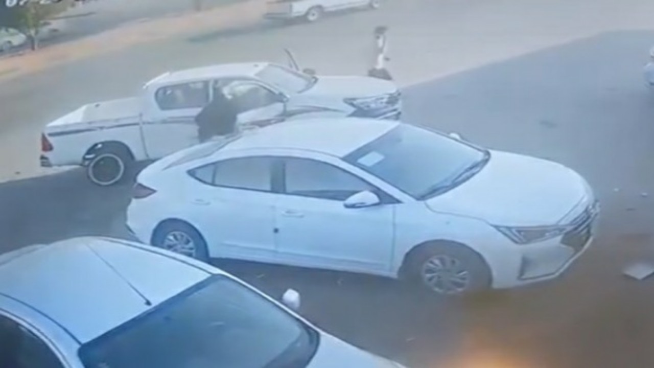 مواطن ينقذ عائلة بعد تحرك سيارتهم المتوقفة بشكل مفاجئ تجاه الشارع في حفر الباطن “فيديو”