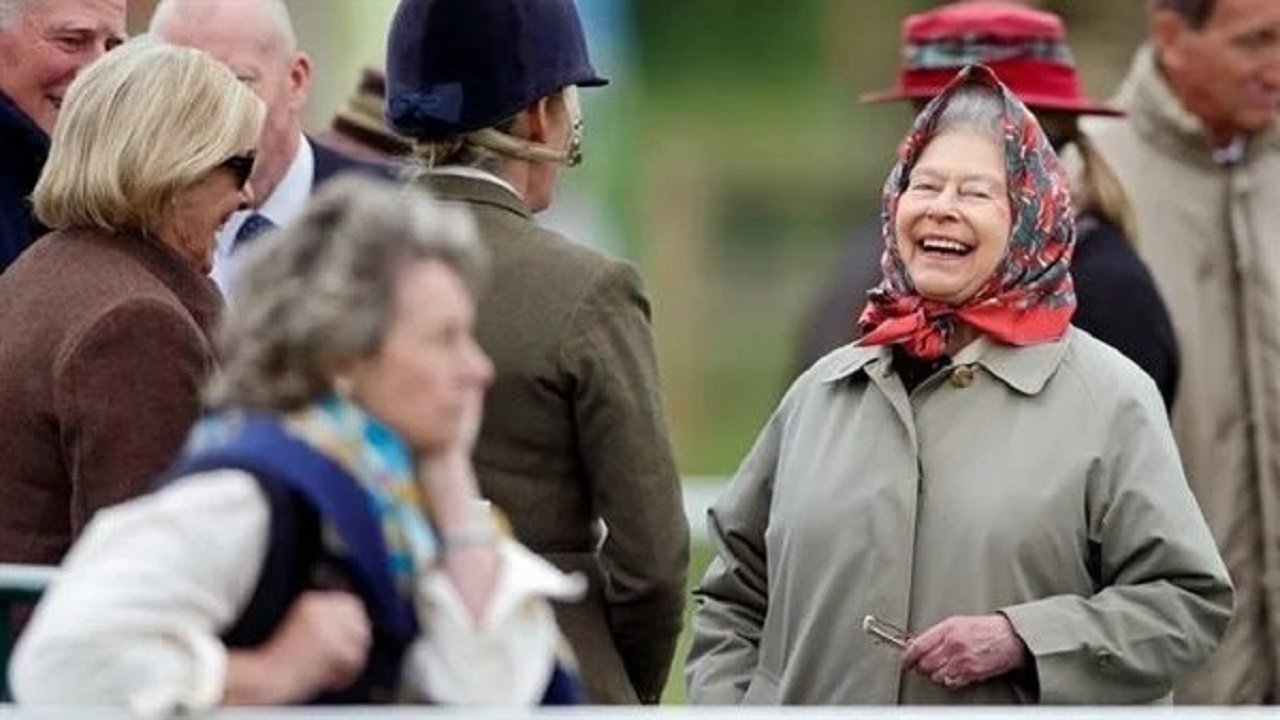 الملكة إليزابيث تتعرض لموقف محرج بسبب السياح