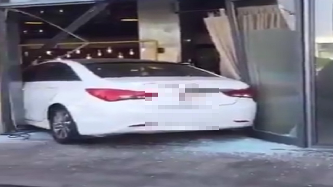 بالفيديو .. سيدة تقتحم مطعم بسيارتها في إحدى مناطق المملكة