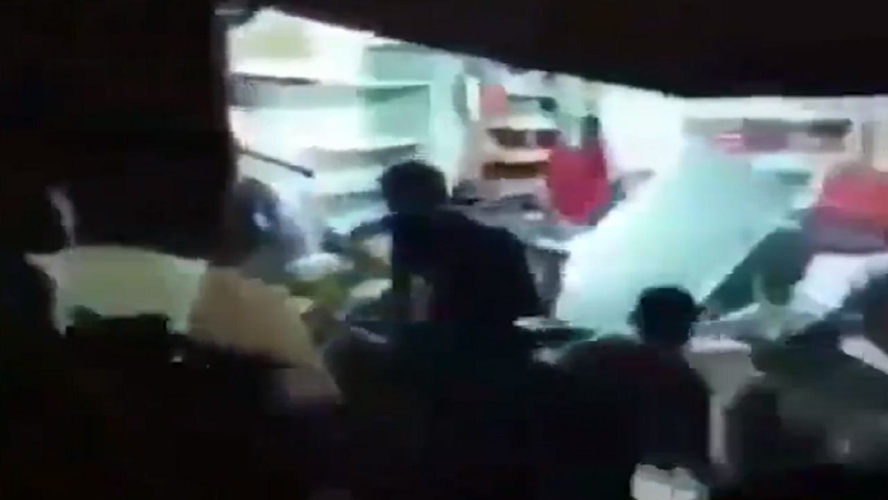 بالفيديو.. حشد من الأتراك يهاجمون متاجر سوريين بأنقرة