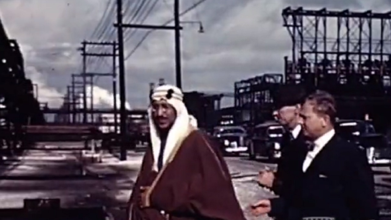 فيديو نادر يوثق زيارة الملك سعود لمصانع الزيت في تكساس