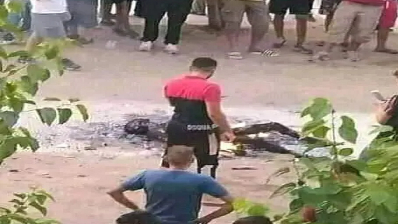 بالصور .. شباب يعتدون على آخر ويحرقوه حيا في الجزائر