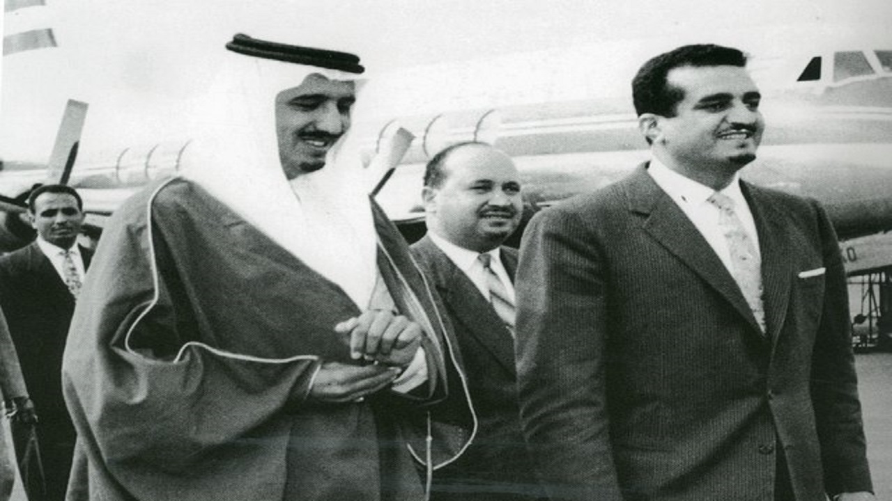 صورة نادرة للحظة استقبال الملك فهد لشقيقه الملك سلمان في القاهرة