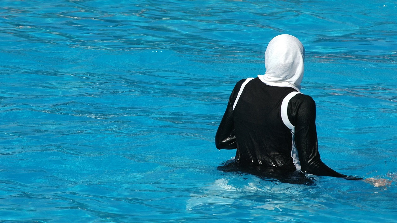 ضبط فلسطيني نشر فيديو فاضح لزوجته أثناء وجودها في حمام سباحة