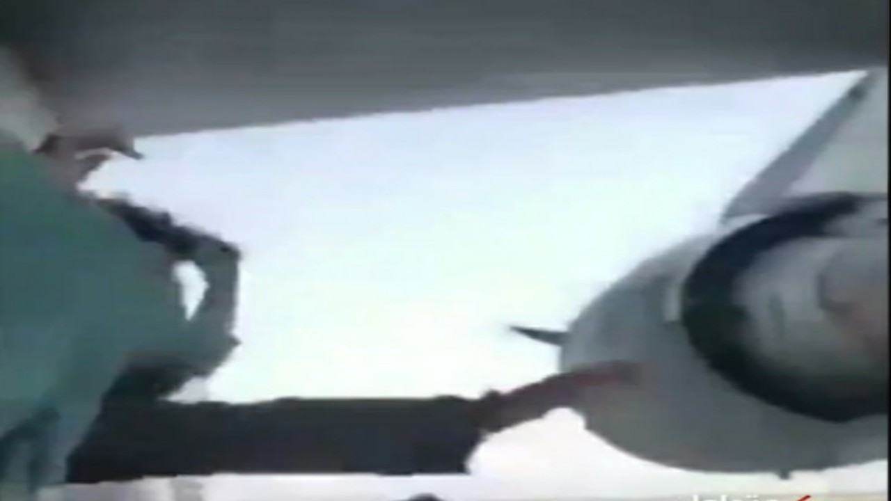 شاهد.. أفغاني يلتقط سيلفي مع شبان آخرين تشبثوا بجناح طائرة أمريكية أثناء إقلاعها من مطار كابل
