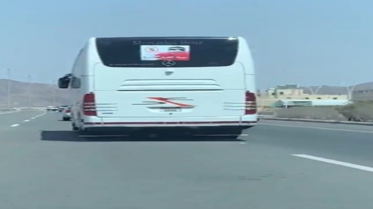 شاهد: قائد باص متهور يسير بسرعة عالية على طريق “جدة_مكة” والمرور يتفاعل 