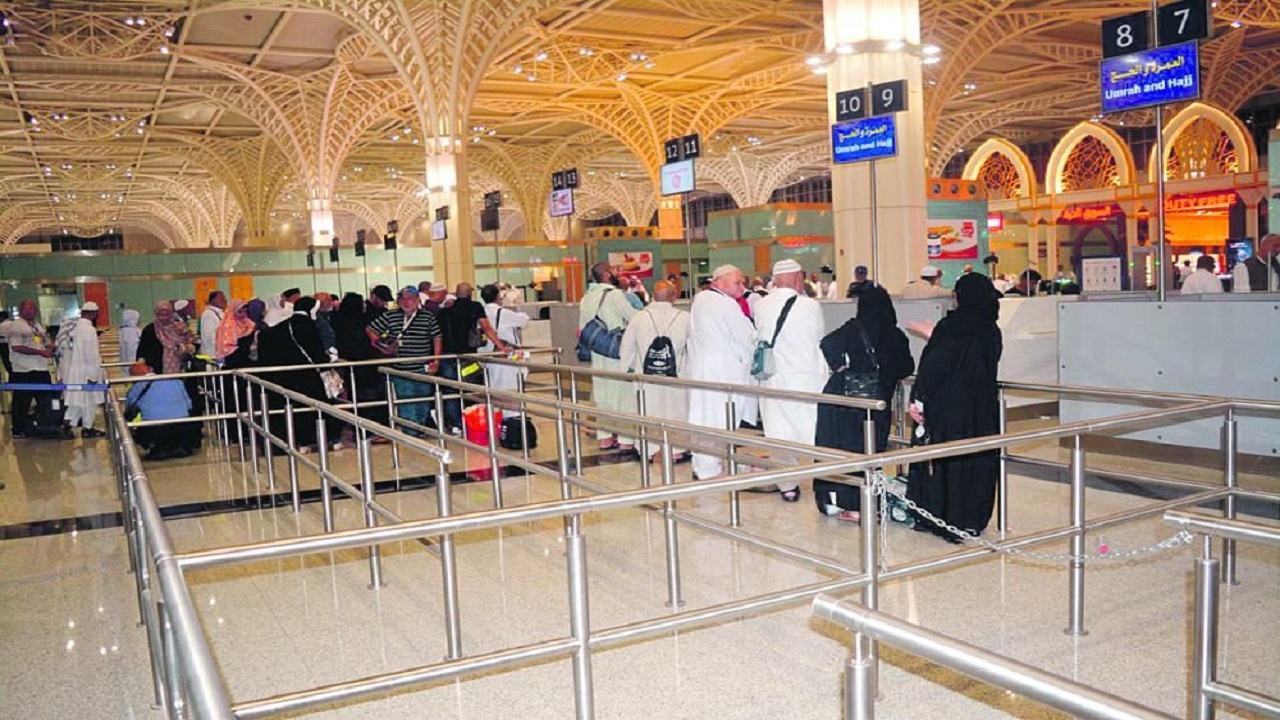 مطار الأمير محمد بن عبدالعزيز يستقبل أولى رحلات المعتمرين القادمين من الخارج