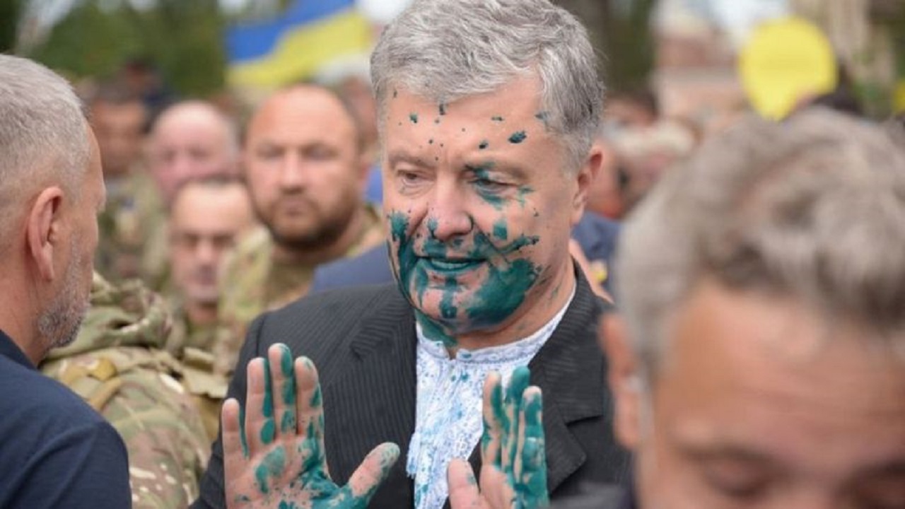 بالصور .. شخص يرش صبغة في وجه رئيس أوكرانيا السابق وآخر يحاول ضربه بـ&#8221;بيضة&#8221;