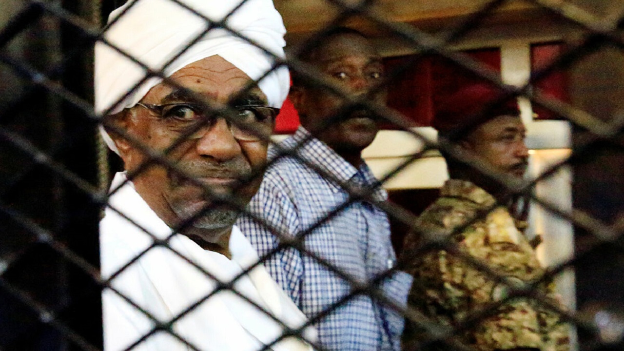 “البشير” لـ”القضاة”: حاكموني في السودان ولا تسلموني للمحكمة الدولية