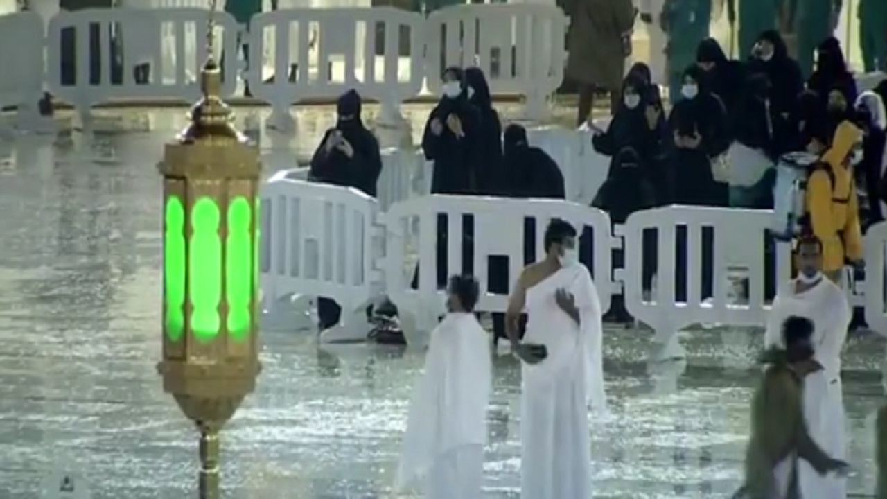 بالفيديو .. أمطار غزيرة على المسجد الحرام