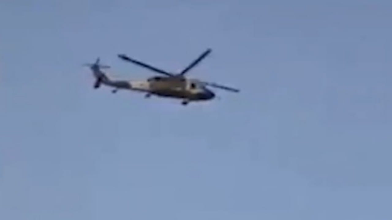 شاهد.. عناصر طالبان يحلقون في سماء قندهار بطائرة بلاك هوك أمريكية الصنع