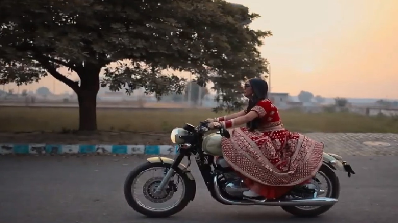 بالفيديو.. عروس تدخل حفل زفافها على دراجة نارية