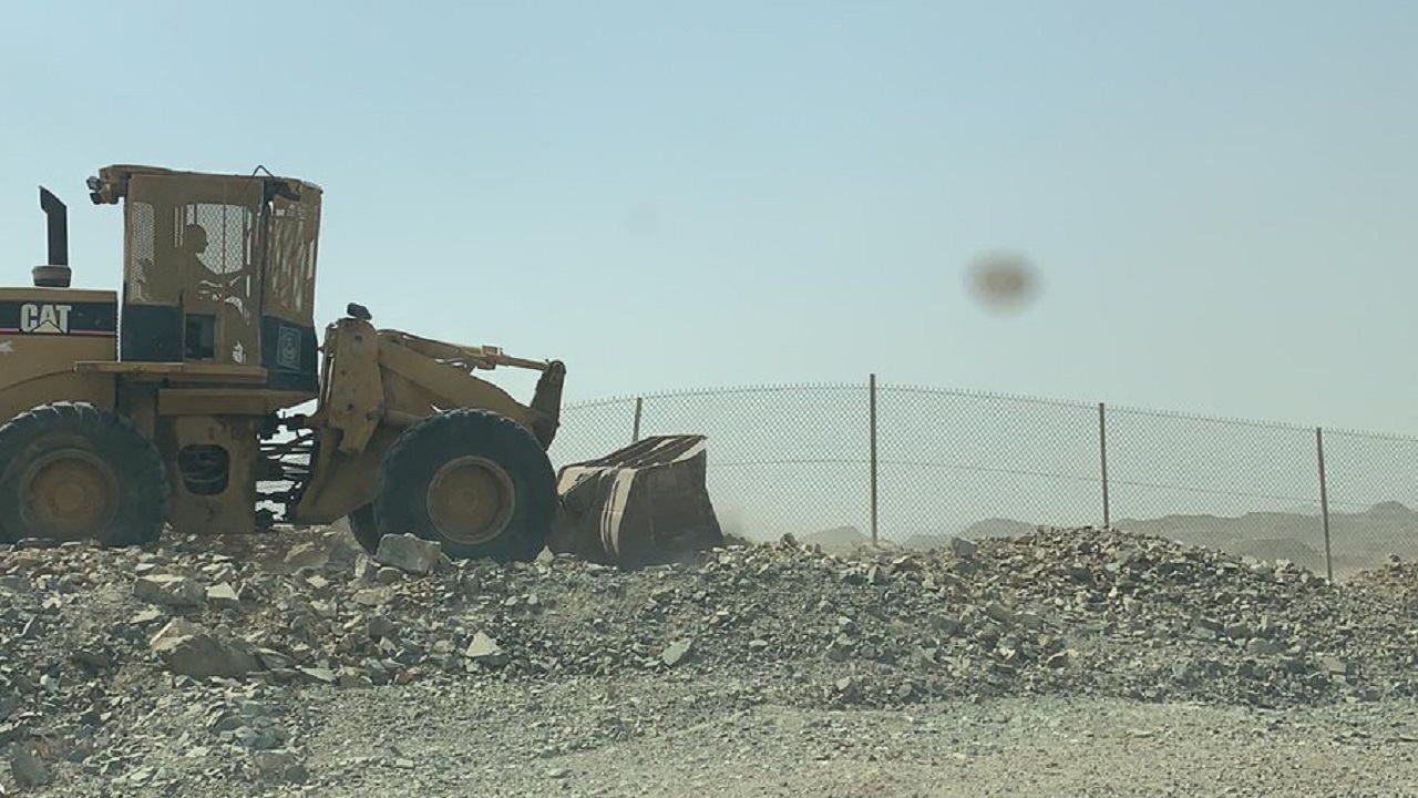 إزالة تعديات على أراضٍ حكومية في جدة