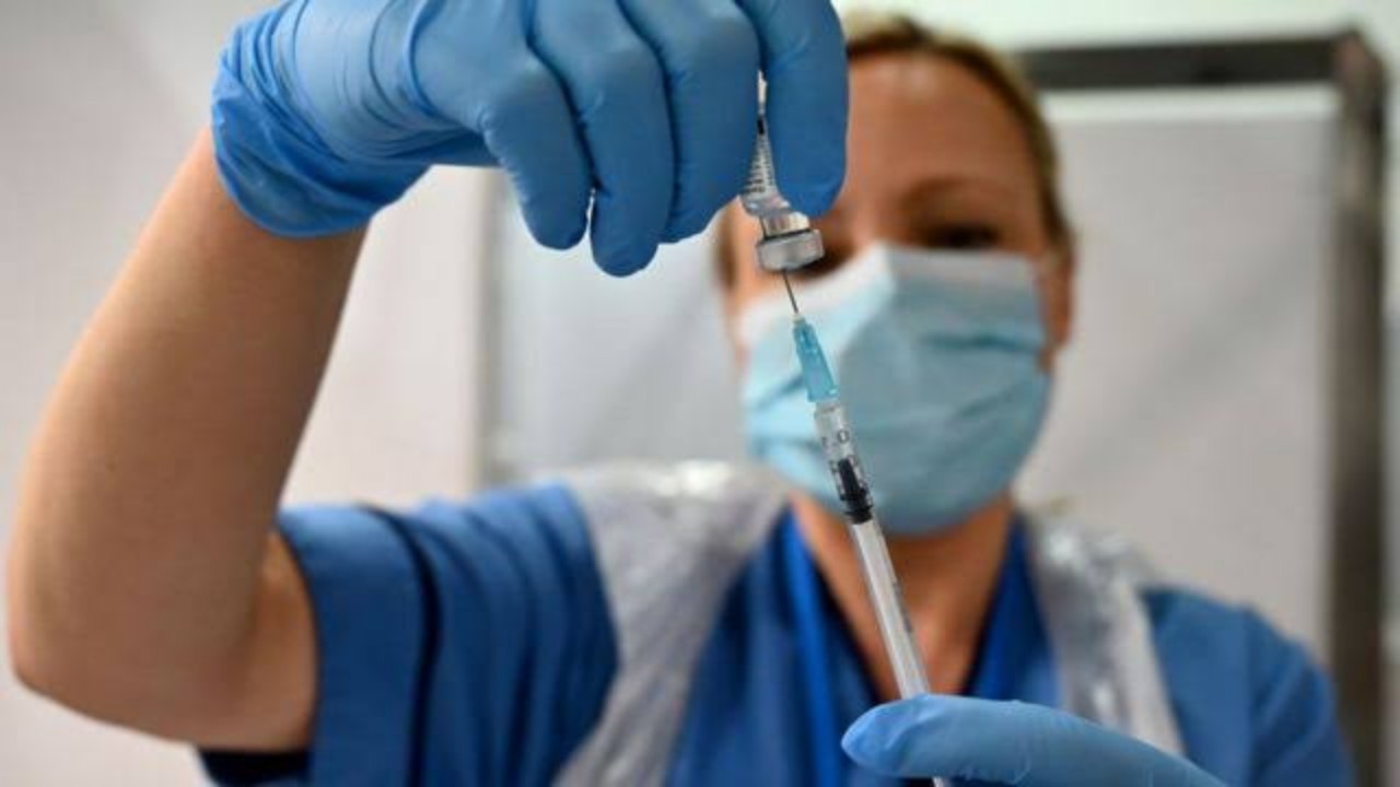 بريطانيا تغري الشباب لأخذ اللقاح بتذاكر سينما وساندويتش كباب