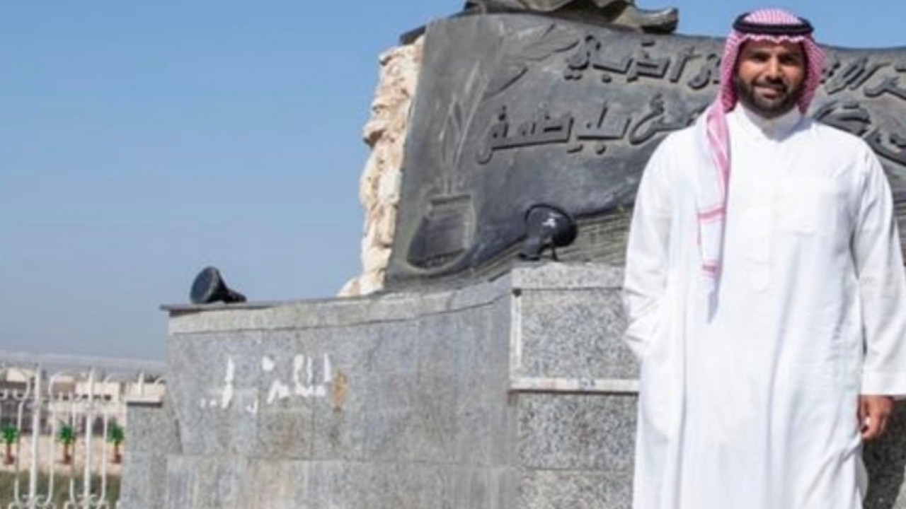 وزير الثقافة يظهر بجوار تمثال المتنبي في بغداد (صورة)