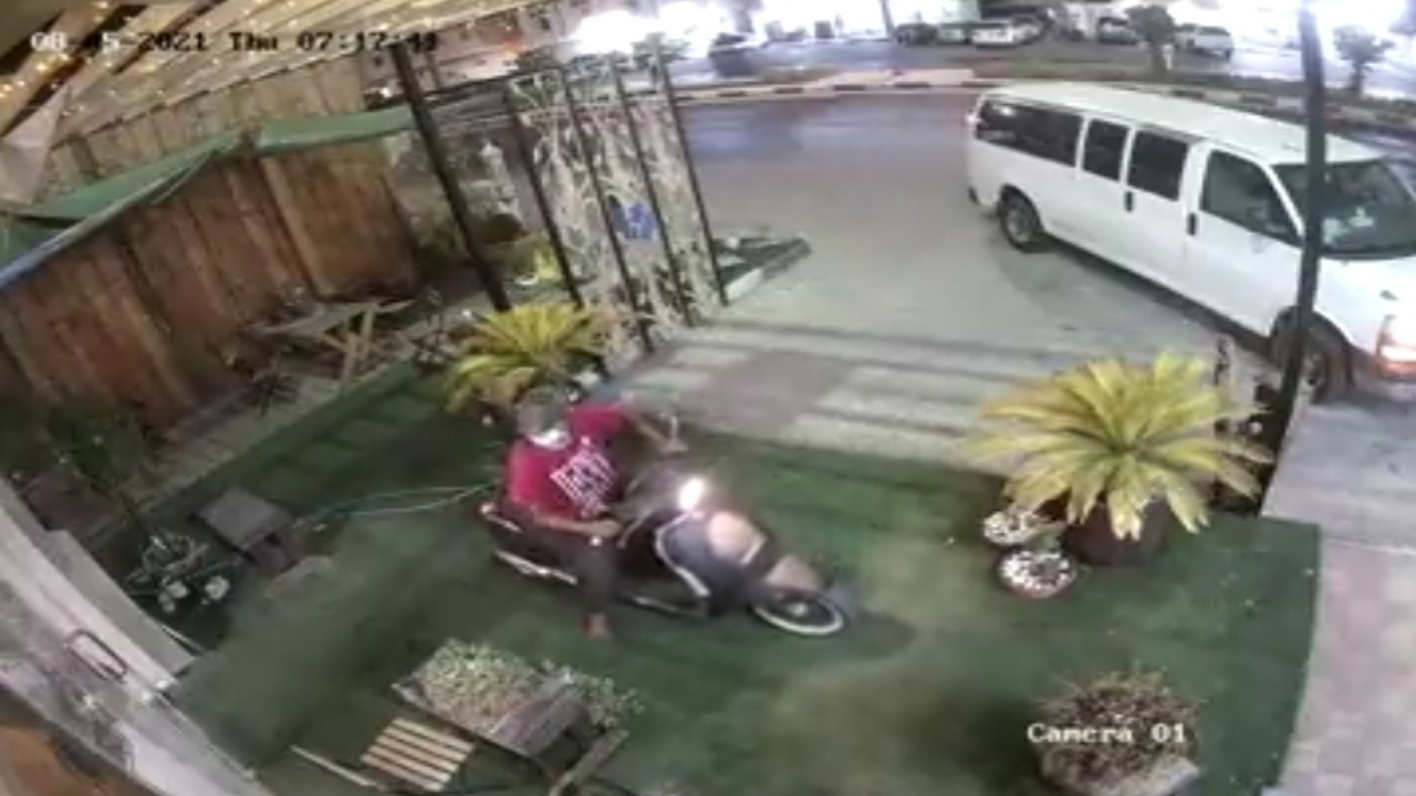 بالفيديو.. لحظة سرقة دراجة نارية من أمام محل تجاري في جزيرة تاروت