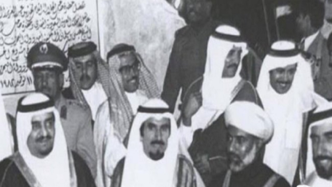 صورة تاريخية لقادة دول مجلس التعاون أثناء وضع أساس جسر الملك فهد