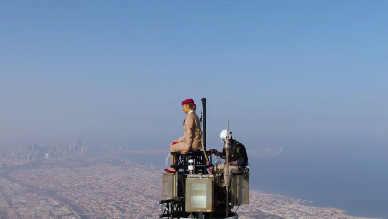 صور.. تفاصيل ظهور امرأة على قمة برج خليفة