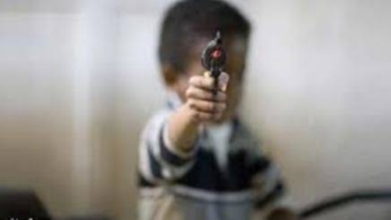 طفل يطلق النار على أمه ويقتلها عن طريق الخطأ