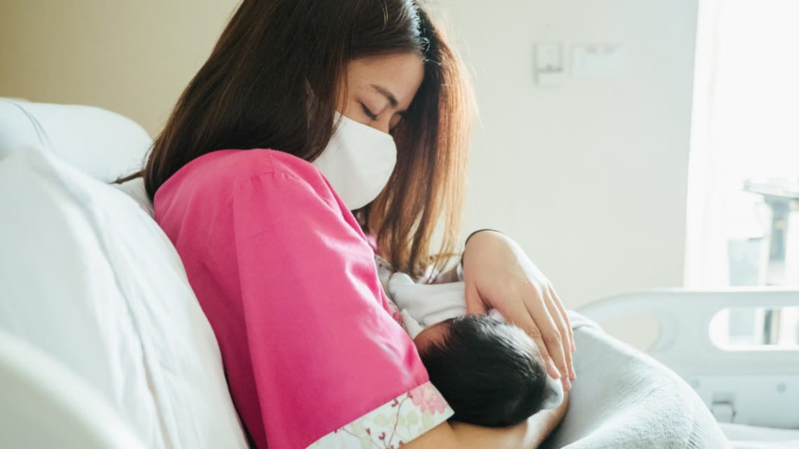 كيفية تعامل الأم المرضعة المصابة بكورونا مع طفلها