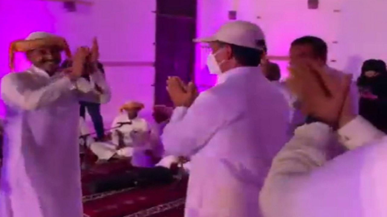 شاهد.. وزير السياحة يؤدي رقصة شعبية برفقة فرقة موسيقية في ينبع