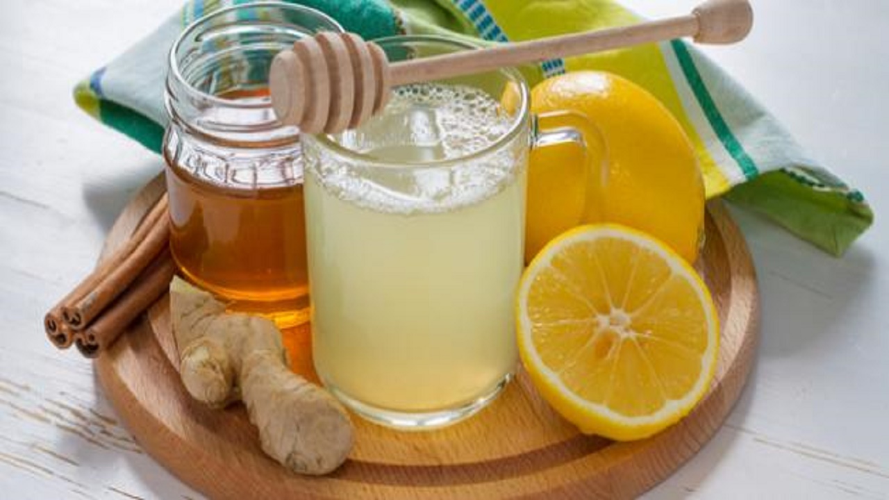 فوائد عديدة للعسل عند خلطه مع الماء الدافئ والليمون في الصباح