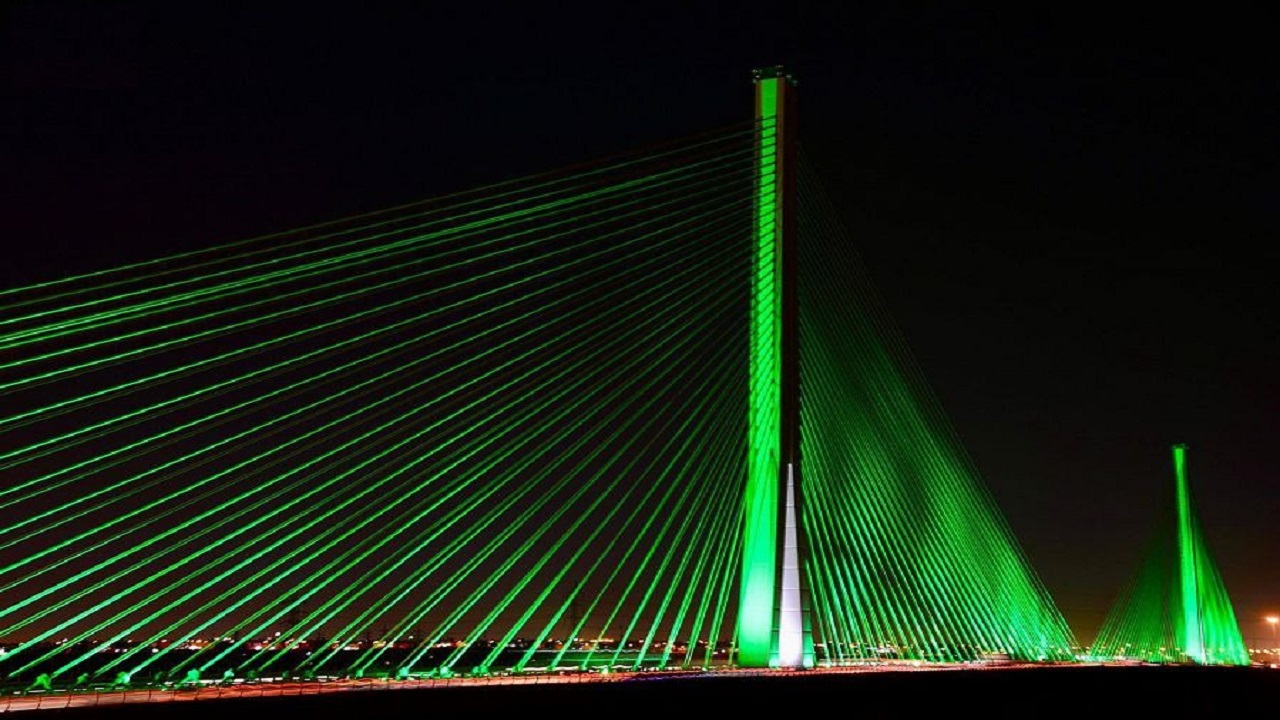 وزارة النقل والخدمات اللوجستية تضيء الجسر المعلق في الرياض باللون الأخضر