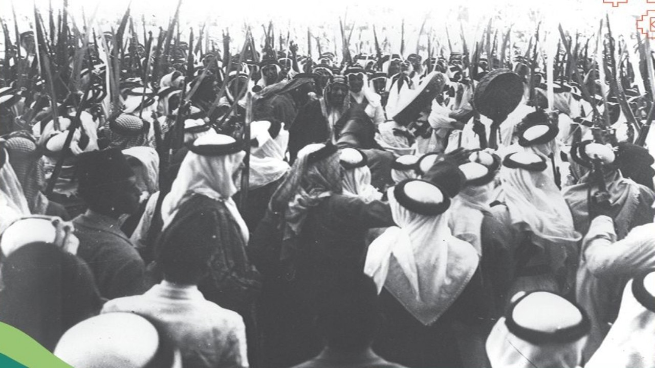 ‏صورة تاريخية للملك عبدالعزيز وهو يشارك المواطنين أداء العرضة