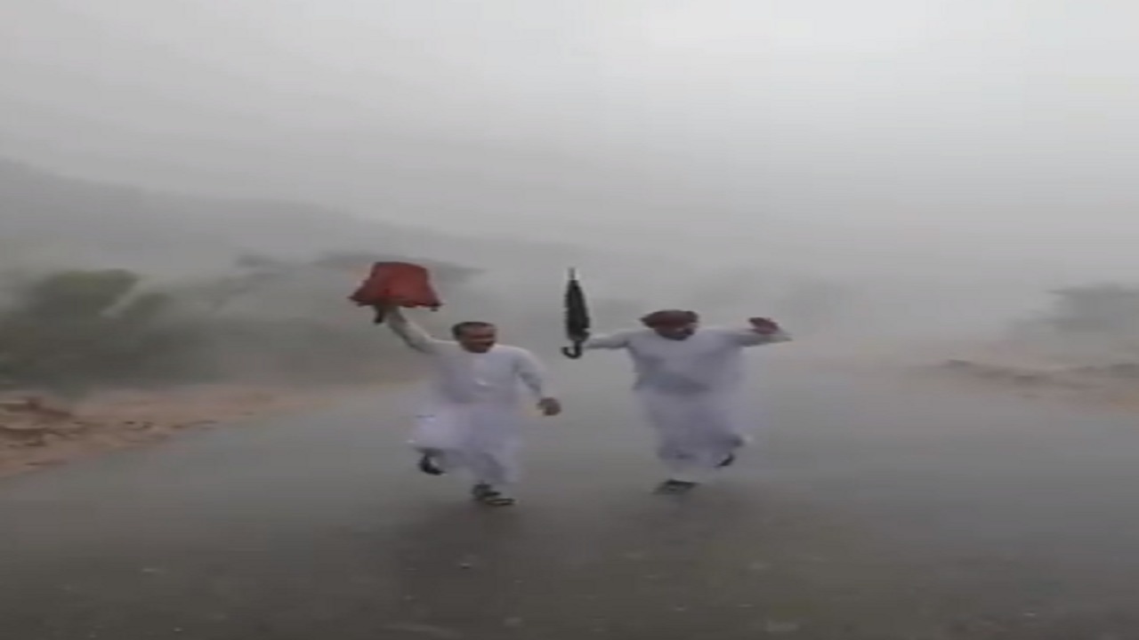 بالفيديو.. مواطنان يؤديان فن المجرور تحت المطر في الطائف