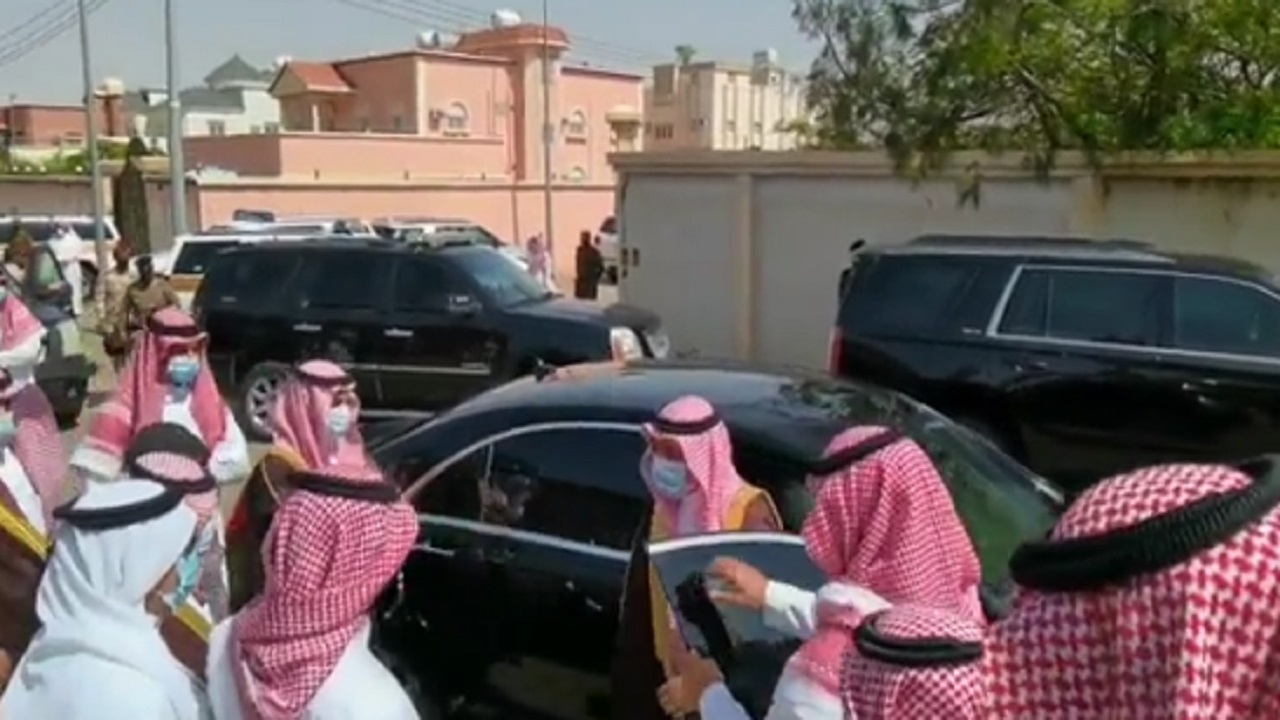 بالفيديو .. أمير نجران يواسي أسرة “آل منجم” في وفاة شابين