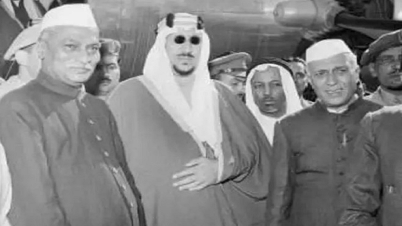 صورة نادرة للملك سعود مع أول رئيس هندي بمطار دلهي