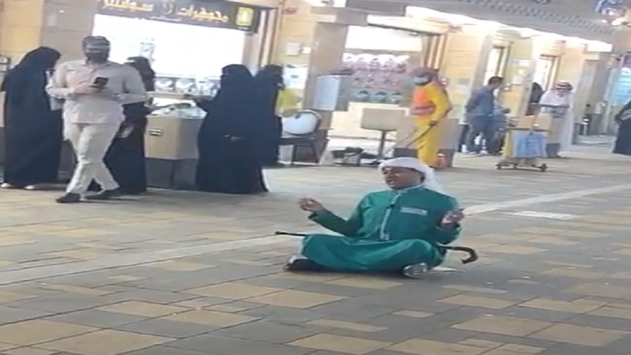 بالفيديو.. &#8220;الزعاق&#8221; يجلس على الأرض داخل أحد الأسواق التجارية
