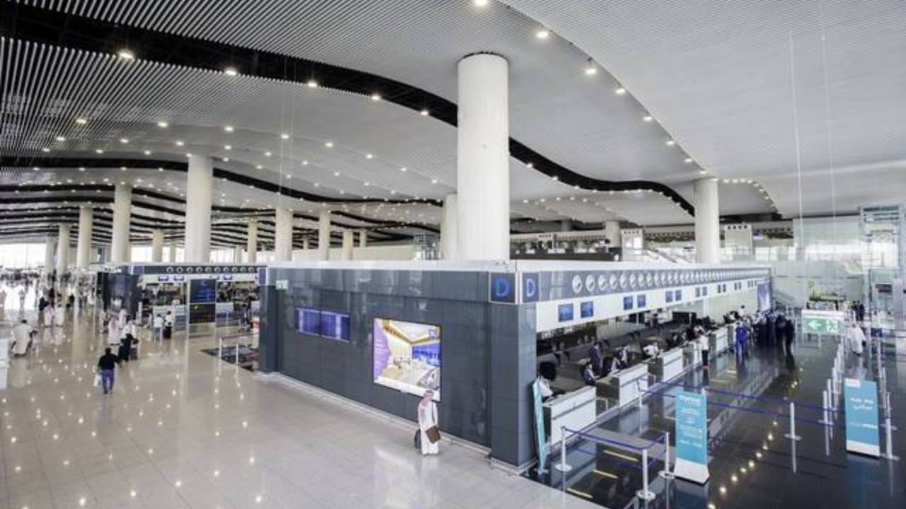 مطار الملك خالد يوفر خدمة الإنترنت مجانية في جميع المرافق ويحددخطوتان للاستفادة منها