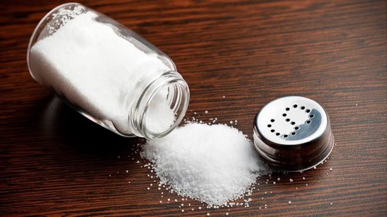 الأضرار الصحية المترتبة نتيجة الإفراط في استخدام الملح بالطعام 