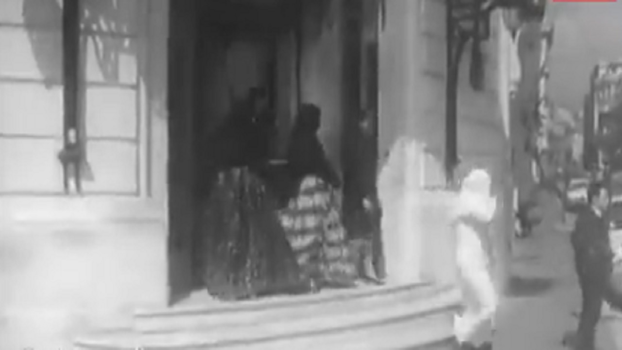 بالفيديو .. أسرة الملك سعود في فندق نيغرسكو في نيس قبل 58 عاما
