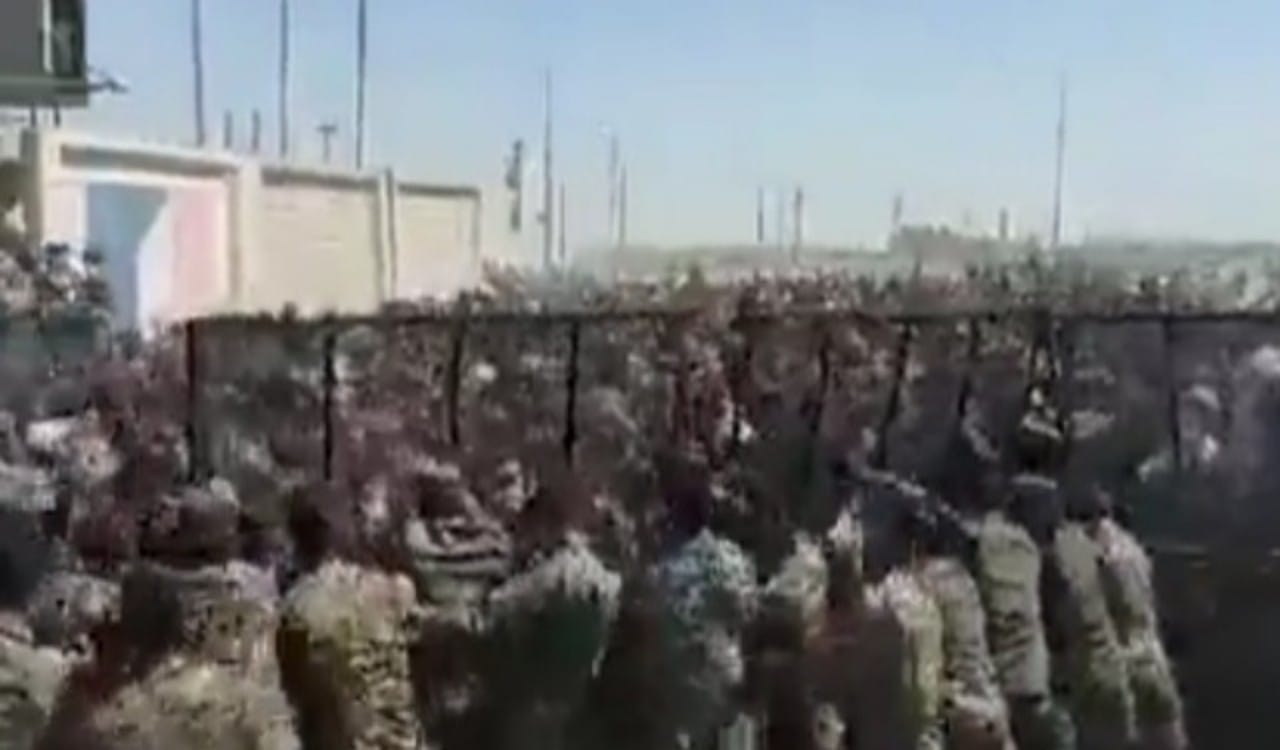 شاهد.. حشود كبيرة من الإيرانيين تقتحم الحدود وتدخل إلى العراق بصورة غير شرعية