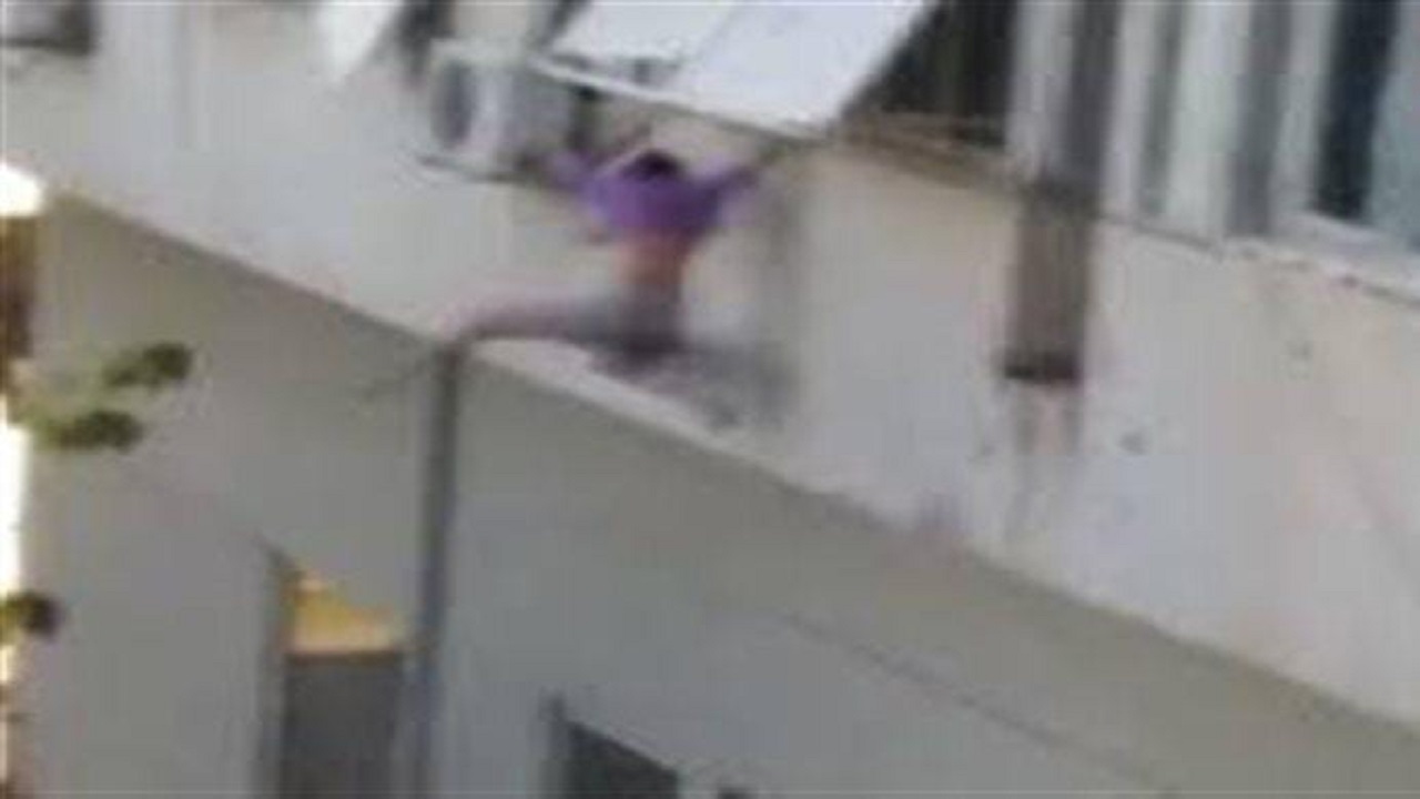 بالفيديو.. فتاة تقفز من نافذة مرتفعة هربا من خاطفيها