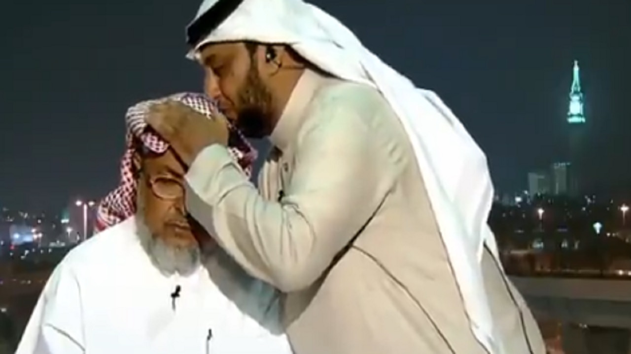 بالفيديو .. مواطن يقبل رأس والده على الهواء بعد تصنيفه ضمن أفضل 50 معلما في العالم