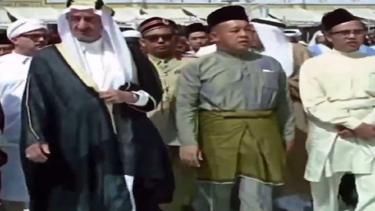 بالفيديو .. لقطات نادرة للملك فيصل وهو يطوف مع ملك ماليزيا حول الكعبة المشرفة